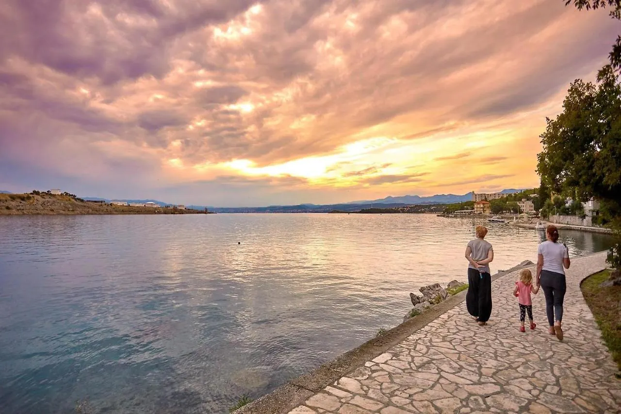 Homestay Ela I Gabi Apartment Omisalj