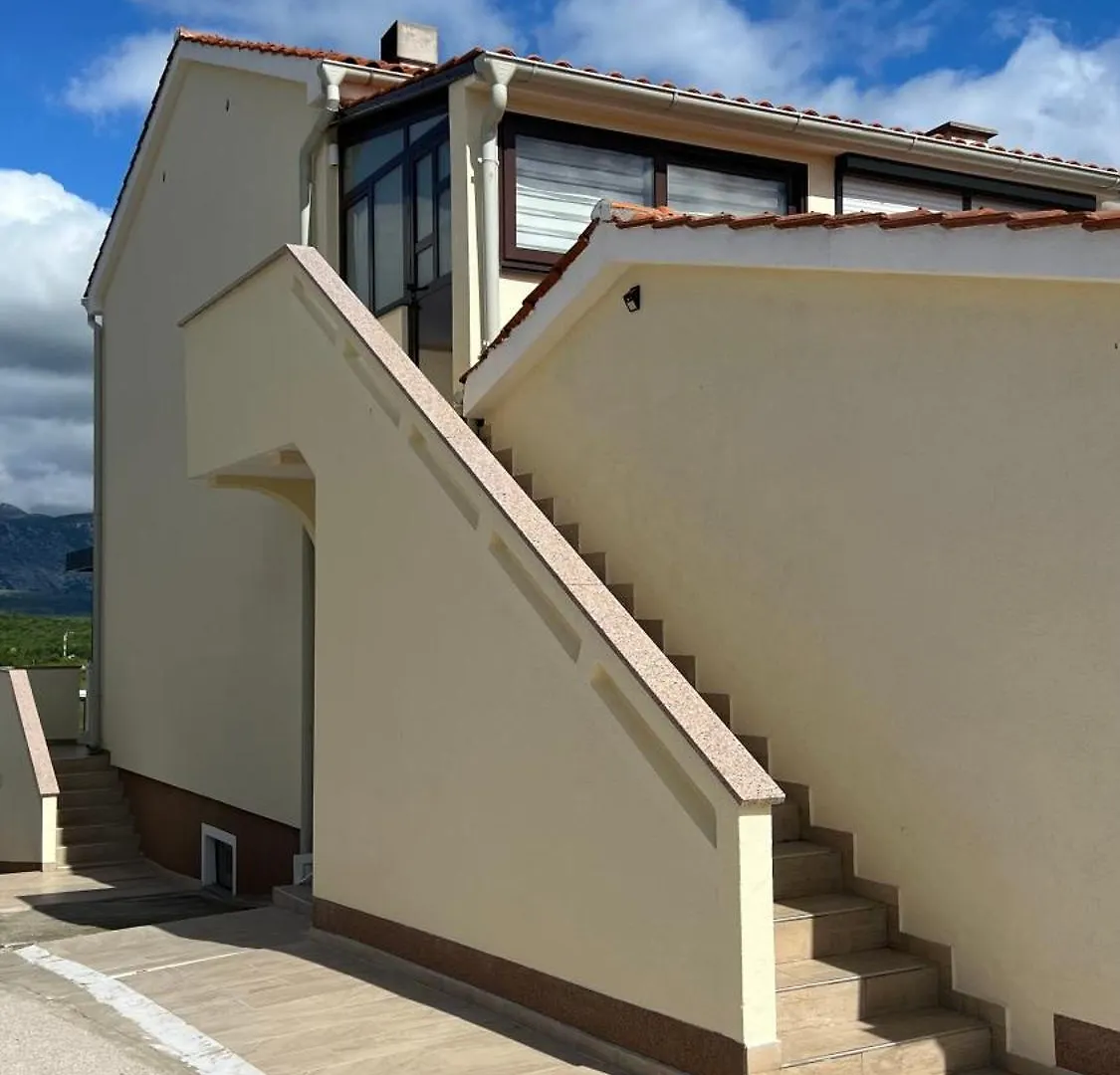 Ela I Gabi Apartment Omisalj Homestay